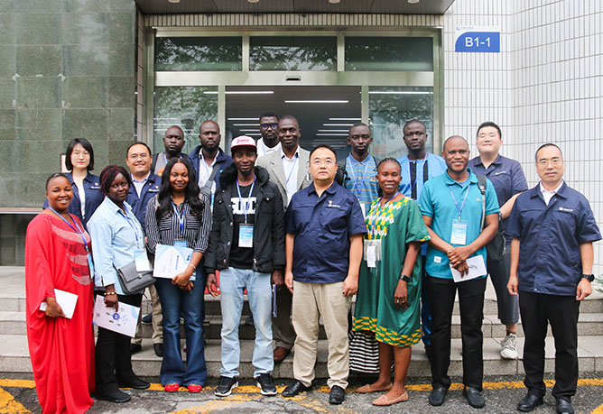 西非地區援建廣電中心設備使用與維護技術培訓班學員一行訪問北廣科技